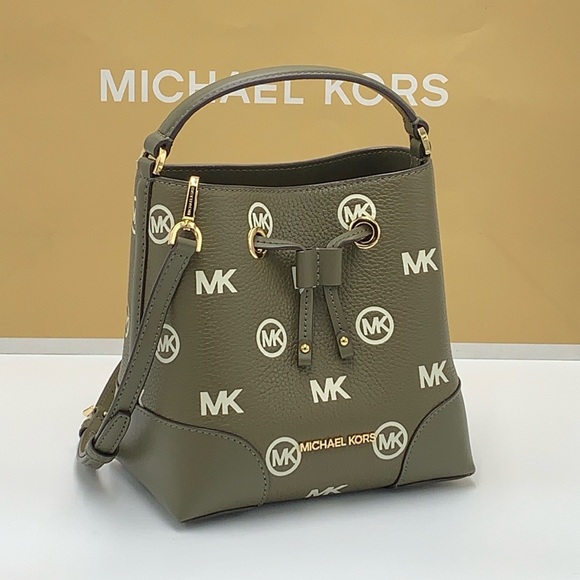 MICHAEL KORS
Mercer Small Logo Embossed Leather Bucket Bag
COLOR OLIVE
NWT - Picture 2 of 16